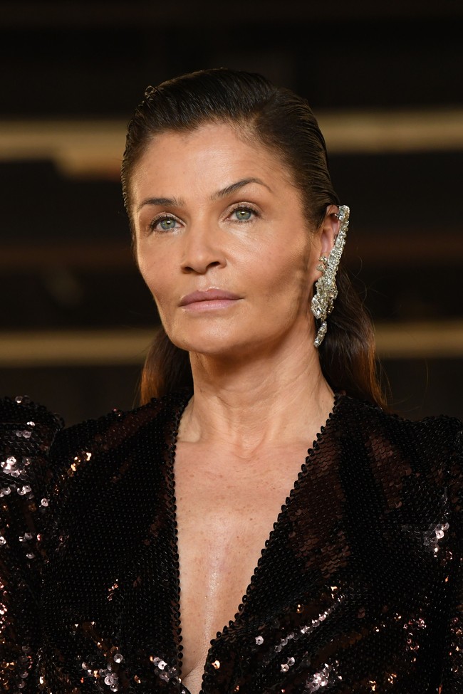 Gaya Helen Christensen kian sempurna dengan cuff-earning berbentuk kalajengking yang bertaburan berlian. Adapun wajahnya hadir dengan pulasan makeup yang minimalis sehingga mempertegas kecantikan alami mantan model Victorias Secret itu.  Foto: Getty Images/Pascal Le Segretain