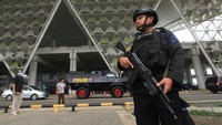 Personel Brimob Polda Jabar melakukan pengamanan di Bandara Kertajati, Majalengka, Jawa Barat, Minggu (1/3/2020).