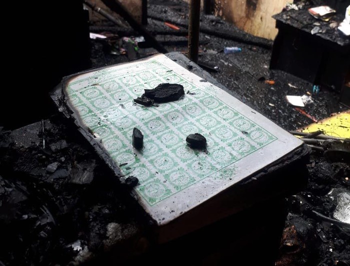Al-Quran yang Utuh Saat Kebakaran di Asrama Korem Surabaya Kebakaran landa asrama korem di Surabaya. Meski bagian bangunan asrama itu hangus terbakar, Al-Quran yang ada di dalam asrama itu tetap utuh. Berikut potretnya.