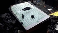 Penampakan sebuah Al-Quran yang tampak utuh usai kebakaran melanda asrama korem di Surabaya, Jawa Timur, Minggu (1/3/2020). Foto: Istimewa.