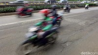 Sejumlah pengendara motor melintasi Jalan MT Haryono yang tampak berlubang, Jakarta, Minggu (1/3/2020).