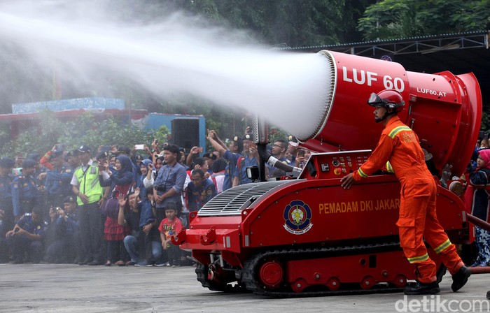Robot Damkar Unjuk Kemampuan di HUT Damkar Ke-101 DKI Selain menggelar upacara HUT Dinas Gulkarmat ke-101 Provinsi DKI Jakarta. Acara itu juga dimeriahkan dengan penampilan alat-alat canggih untuk memadamkan api.