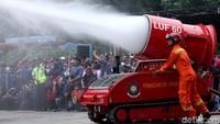 Sebuah robot pemadam kebakaran (damkar) unjuk kemampuan di HUT Dinas Gulkarmat ke-101 Provinsi DKI Jakarta, Minggu (1/3/2020).