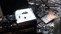 Kebakaran itu diketahui terjadi pada Sabtu (29/2) lalu. Korem tersebut berada di Jalan Kesatrian, Kecamatan Wonokromo, Surabaya. Petugas yang mengetahui ada Al-Quran langsung melakukan evakuasi dan memberikannya ke tetangga. Foto: Istimewa.