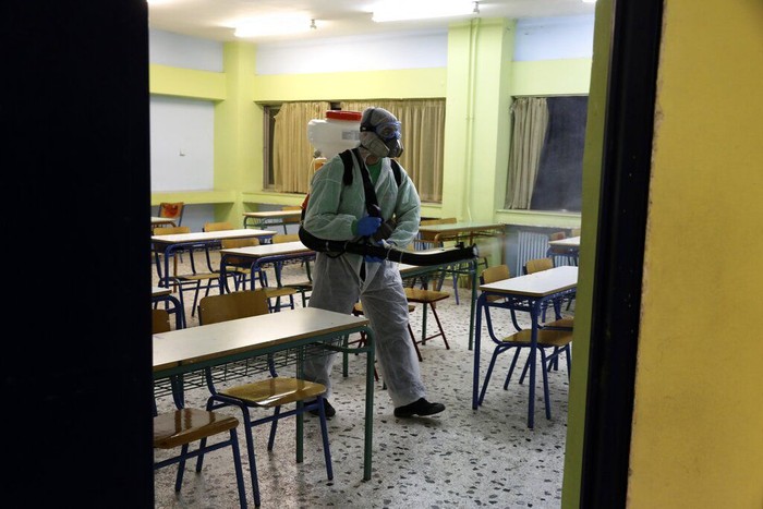 Sekolah di Yunani Disemprot Desinfektan Untuk Cegah Corona Yunani melaporkan adanya kasus virus corona di negara itu. Sejumlah ruang publik di kawasan Yunani pun disemprot desinfektan guna cegah penyebaran COVID-19.