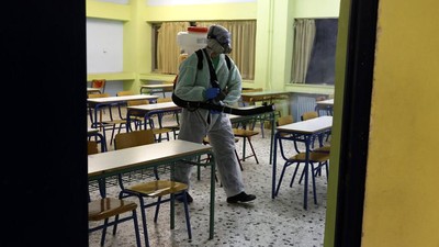 Virus Corona Landa Yunani, Sekolah di Athena Mandi Desinfektan