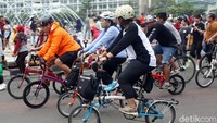 Tak hanya orang dewasa, anak-anak juga terlihat wara-wari menggunakan sepeda lipat saat beraktivitas di luar ruangan.