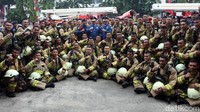 Usai memeragakan cara standar keselamatan mereka lantas berfoto bersama Gubernur DKI Jakarta Anies Baswedan.