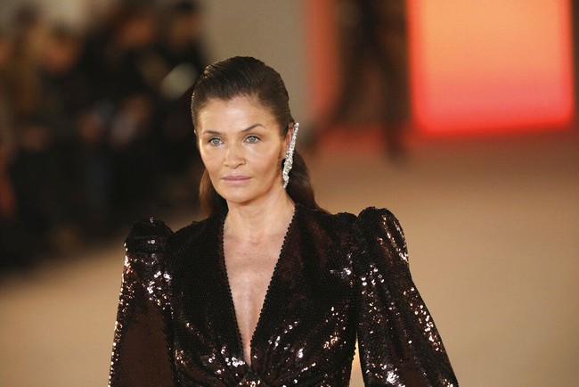 Walau tak semuda dulu, Helena tetap melakoni gaya hidup aktif untuk menjaga kebugaran tubuhnya dan agar awet muda. Ia bahkan melakukan hampir semua jenis olahraga, terutama yang bisa mendekatkannya dengan alam. Berenang di laut, sungai atau danau, mendaki, trekking, potong kayu. Itu semua cara terbaik untuk melatih fisik karena tidak terasa seperti olahraga. Itu membuatmu lebih hidup, ungkap dia.  Foto: Getty Images/Pascal Le Segretain