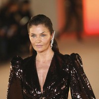 Walau tak semuda dulu, Helena tetap melakoni gaya hidup aktif untuk menjaga kebugaran tubuhnya dan agar awet muda. Ia bahkan melakukan hampir semua jenis olahraga, terutama yang bisa mendekatkannya dengan alam. Berenang di laut, sungai atau danau, mendaki, trekking, potong kayu. Itu semua cara terbaik untuk melatih fisik karena tidak terasa seperti olahraga. Itu membuatmu lebih hidup, ungkap dia.  Foto: Getty Images/Pascal Le Segretain