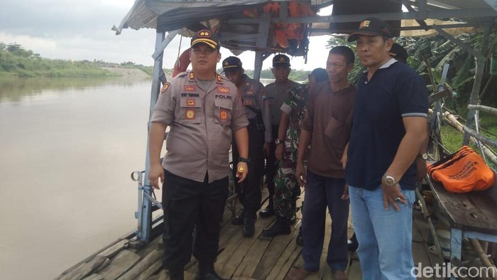 Sebuah perahu penyeberangan terbalik di Sungai Brantas, Jombang. Sampai saat ini, tiga penumpang dan seorang pengemudi perahu belum ditemukan.