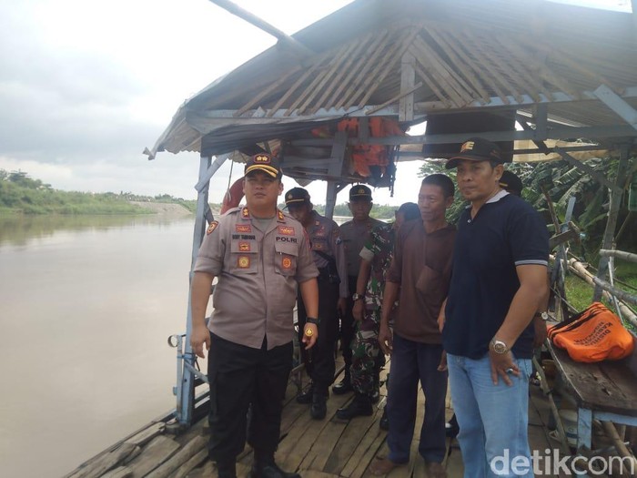 Sebuah perahu penyeberangan terbalik di Sungai Brantas, Jombang. Sampai saat ini, tiga penumpang dan seorang pengemudi perahu belum ditemukan.