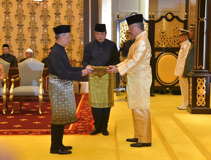 Muhyiddin Yassin Saat Resmi Diangkat Jadi PM Malaysia Presiden Partai Pribumi Malaysia Bersatu Muhyiddin Yassin diangkat sebagai Perdana Menteri Malaysia. Ia gantikan Mahathir Mohamad yang sebelumnya undurkan diri.