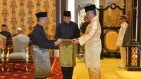 Presiden Partai Pribumi Malaysia Bersatu (Partai Bersatu) yang juga mantan Menteri Dalam Negeri Kabinet Pakatan Harapan, Muhyiddin Yassin, resmi diangkat sebagai Perdana Menteri oleh Raja Malaysia atau Yang Dipertuan Agung Al-Sultan Abdullah Riayatuddin Al-Mustafa Billah Shah, Minggu (1/3/2020). Maszuandi Adnan/Malaysias Department of Information via AP.