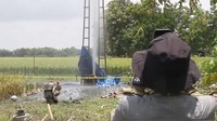 Atas kejadian itu, warga pun kaget dan heboh ingin melihat secara langsung lebih dekat dengan semburan lumpur tersebut. Warga juga mengaku khawatir takut kejadian tersebut terulang seperti tragedi Lapindo.