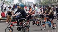 Bentuknya yang minimalis dan praktis karena bisa dilipat membuat tak sedikit warga yang memilih menggunakan sepeda lipat untuk beraktivitas.
