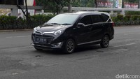 Jika tak awas, tak menutup kemungkinan pengendara dengan kecepatan tinggi bisa oleng saat melewati lubang-lubang tersebut.