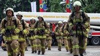Aksi memperagakan standar keselamatan saat bertugas itu dilakukan oleh sejumlah petugas pemadam kebakaran.