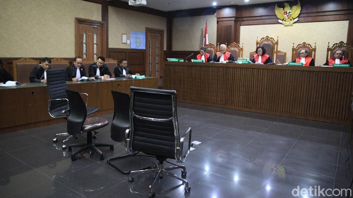 JPU membacakan dakwaan terdakwa korupsi Honggo Wendratno, di PN Jakarta Pusat, Senin (2/3). Kursi terdakwa kosong karena Honggo menghilang dan menjadi buronan Polri.