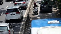 Meski sangat berbahaya mereka nekat melakukan aksinya agar tak terkena sanksi tilang.