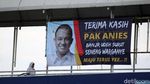 Spanduk Terima Kasih untuk Gubernur Anies Mejeng di JPO Ibu Kota