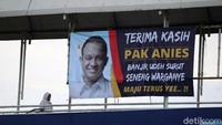 Belum diketahui pasti siapa yang memasang spanduk di JPO tersebut.