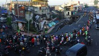 Pertokoan Jompo ambruk akibat amblesnya Jalan Sultan Agung, salah satu jalan poros di tengah Kota Jember, dan mengancam belasan pertokoan lain di kawasan tersebut.