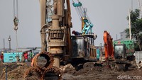 Proyek Kereta Cepat Jakarta Bandung (KCJB) diberhentikan sementara, mulai 2 Maret 2020 dan akan dievaluasi selama dua pekan kedepan.