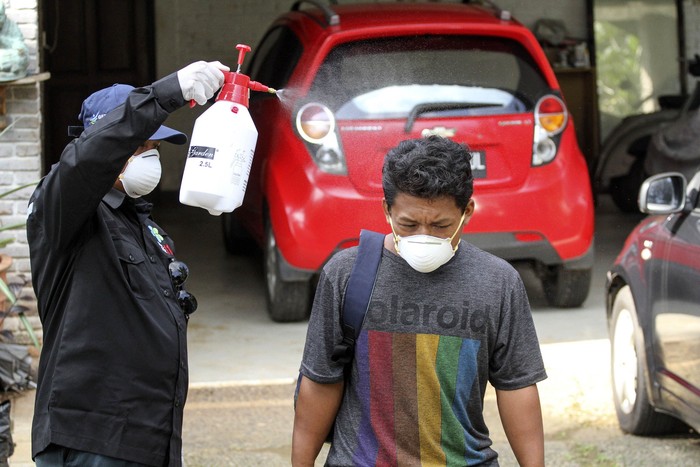 EVAKUASI PEKERJA DI RUMAH TERJANGKIT VIRUS CORONA Petugas Dinas Kesehatan mengevakuasi pekerja di rumah yang penghuninya terjangkit Virus Corona di Depok, Jawa Barat, Senin (2/3/2020). Dinas Kesehatan Kota Depok mengevakuasi pekerja di rumah yang terjangkit virus Corona untuk dilakukan pengecekan di RSPI Sulianti Saroso. ANTARA FOTO/Asprilla Dwi Adha/ama.