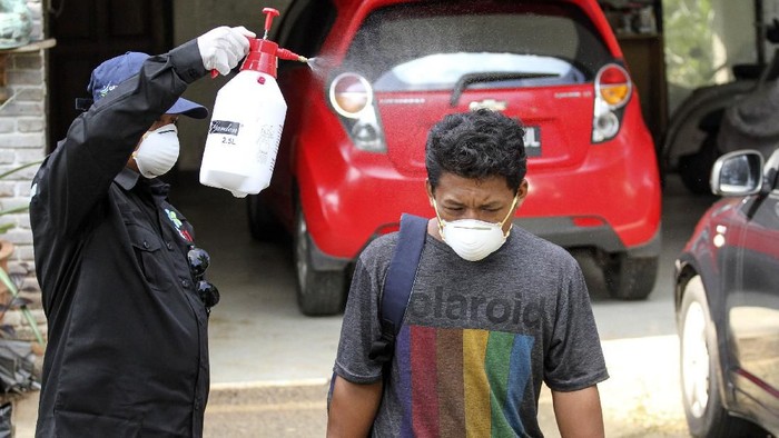 Petugas Dinas Kesehatan mengevakuasi pekerja di rumah yang penghuninya terjangkit Virus Corona di Depok, Jawa Barat, Senin (2/3/2020). Dinas Kesehatan Kota Depok mengevakuasi pekerja di rumah yang terjangkit virus Corona untuk dilakukan pengecekan di RSPI Sulianti Saroso. ANTARA FOTO/Asprilla Dwi Adha/ama.