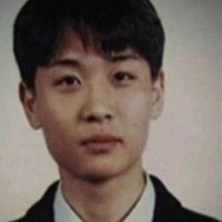 Siapa sangka ini adalah penampilan Harisu saat belum berubah menjadi wanita. Saat usianya masih 20 tahun, dia membuat keputusan untuk melakukan operasi kelamin. Saat itu, tahun 1995, di Korea Selatan, bahkan Asia masih tidak lazim dengan adanya transgender. Foto: Dok. Instagram