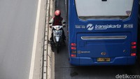 Mereka juga nekat nyempil-nyempil di antara busway dan separator.