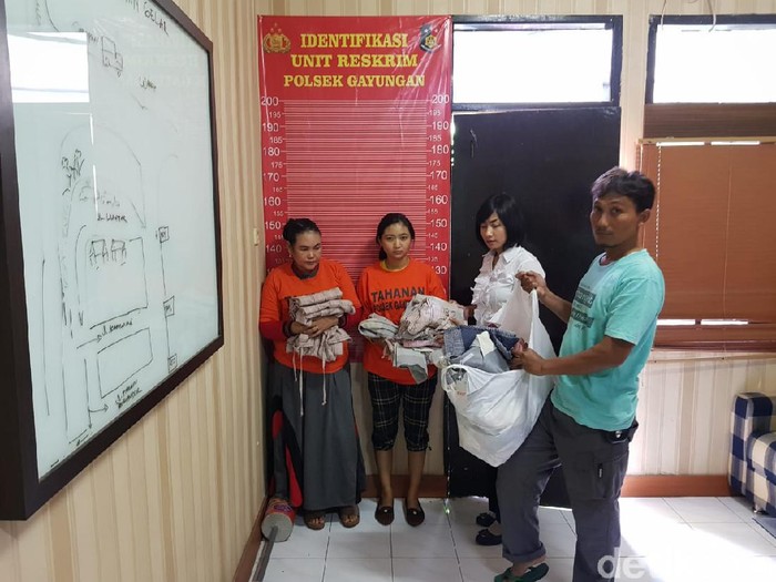 Awit Yuningsih (48) dan anaknya Astri Kencana (20) warga Ciamis, Jawa Barat ditangkap polisi. Mereka mencuri ratusan pasang pakaian di mal.