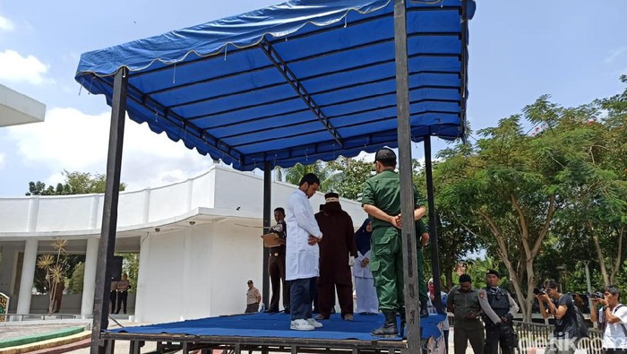 Aksi Begal Payudara di Aceh Berakhir Ditendang Emak-emak dan Dihukum Cambuk