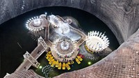 Tidak hanya bianglala, beberapa fasilitas seperti  mini golf, meja biliar, meja ping pong, dan arena bowling tersedia di taman hiburan ini. (Getty Images)