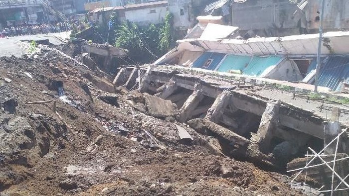 8 Ruko di Jember Ambruk