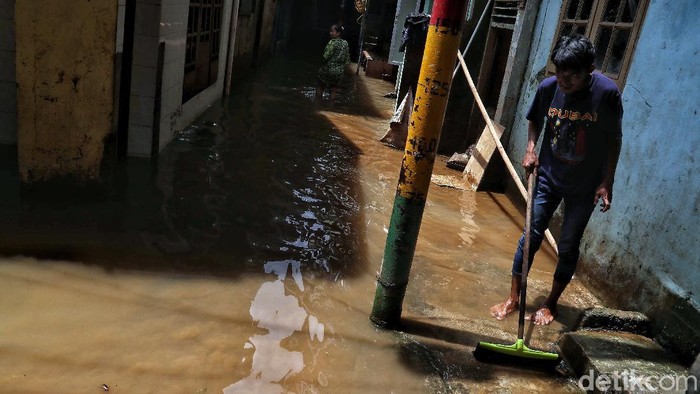 Kawasan Kebon Pala, Jakarta, masih terendam banjir sejak beberapa waktu lalu. Air yang genangi rumah warga membuat mereka terpaksa beraktivitas di tengah banjir