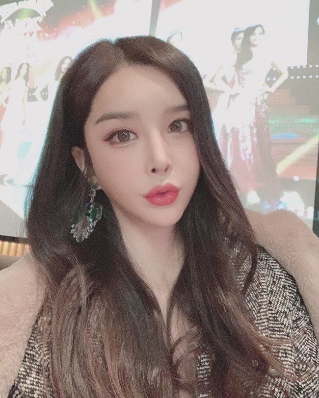 Kisah hidup Harisu tidak selalu sedih karena menjadi korban bully. Ternyata ada pria yang benar-benar mencintainya dan menerima masa lalunya yang dulunya seorang pria.  Pada 2007, Harisu menikah dengan rekan sesama artisnya, rapper Micky Jung. Namun pernikahan mereka berakhir pada 2017. Foto: Dok. Instagram