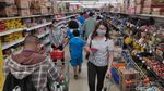 Warga Kelapa Gading Ramai-ramai Borong Bahan Pokok
