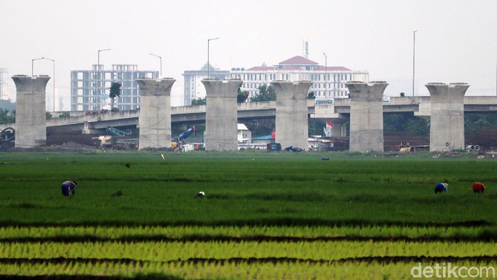 Proyek kereta cepat Jakarta-Bandung dihentikan sementara mulai hari ini. Namun di kawasan Tegalluar, Kabupaten Bandung, Jawa Barat, proyek ini masih berjalan.