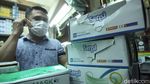 Geger Corona di RI, Warga Borong Masker dan Hand Sanitizer
