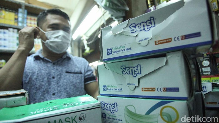 Dua orang Indonesia positif tertular virus corona. Kabar geger tersebut menyebabkan sejumlah warga Jakarta menyerbu Pasar Pramuka.