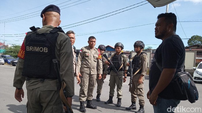 Personel Brimob Polda Bengkulu yang di-BKO di Papua dikerahkan ke Polsek Tembagapura untuk hadapi KKSB (Saiman/detikcom)
