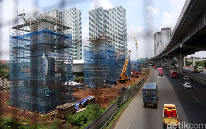 Proyek Kereta Cepat di Cikunir Masih Jalan Proyek Kereta Cepat Jakarta-Bandung dihentikan sementara karena disebut sebabkan banjir. Meski begitu proyek kereta cepat di Cikunir masih berjalan.