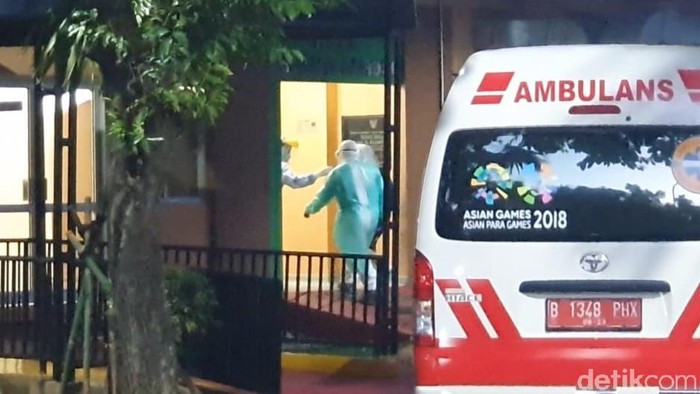 Satu ambulans merapat ke Isolasi RSPI Sulianti Saroso.