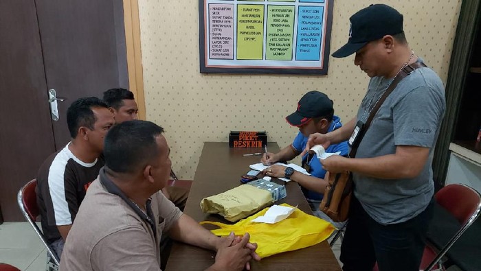 lisi juga mengamankan uang tunai Rp 40 juta.
