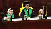 Dalam acara yang berlangsung secara terbuka ini, Prof. Dr. dr. Widya Artini Wiyogo, Sp.M(K) menyampaikan pidato bertajuk Mengatasi Tantangan Masa Depan Layanan Glaukoma di Indonesia: Optimalisasi Intervensi Bedah Glaukoma.