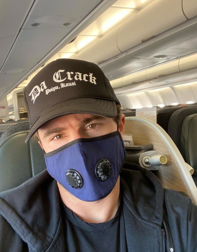 Saudara kandung Kylie Jenner dan Kendall Jenner, Brody Jenner memakai masker motor ketika berada di dalam pesawat. Foto: Dok. Instagram