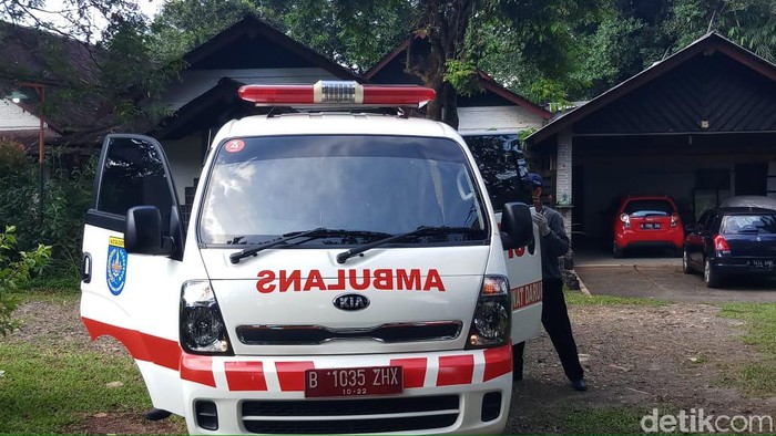 2 WNI yang positif virus corona tinggal di Perumahan Studio Alam, Depok, Jawa Barat. Petugas Dinas Kesehatan Kota Depok mendatangi rumah itu siang ini.