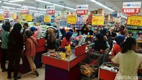 Barang belanjaan juga tak terlihat menonjol dan memenuhi troli para pembeli.